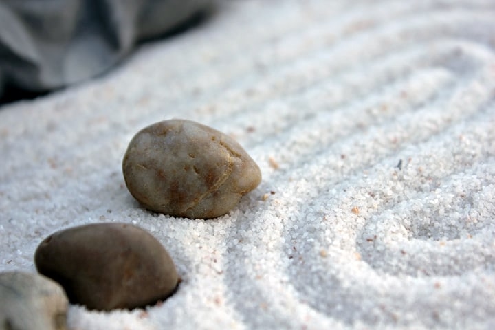 arreglo de rocas y arena en el jardín zen