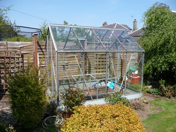 construyendo un invernadero en el jardín