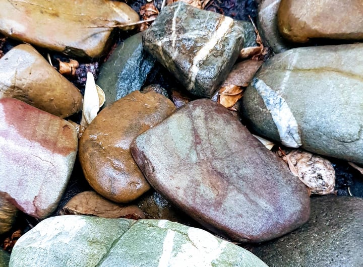 rocas de jardín coloridas