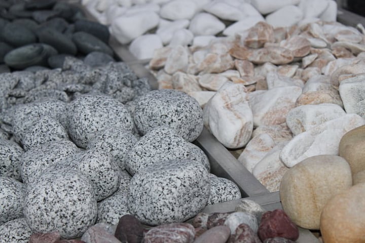rocas de jardín en diferentes colores