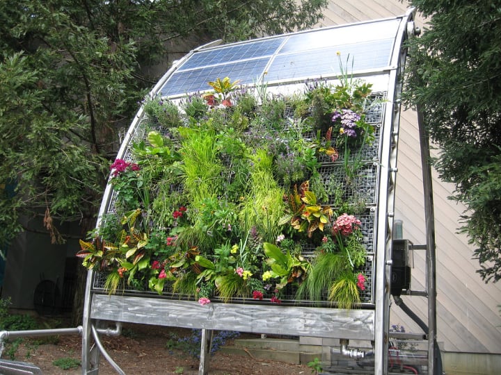 jardín vertical solar moderno