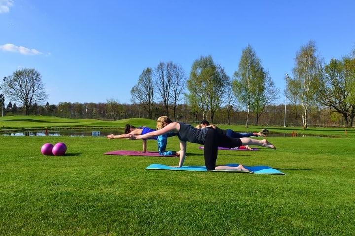 personas que hacen ejercicio con pilates