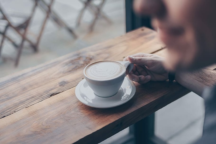 persona que bebe café por la mañana