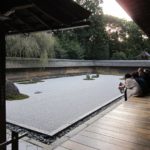 relajarse en un jardín zen
