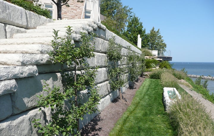 jardín de muro de contención de roca