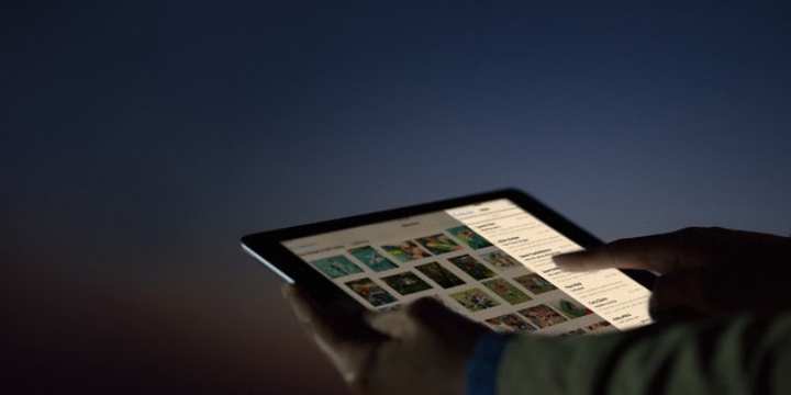 tableta configurada en modo nocturno
