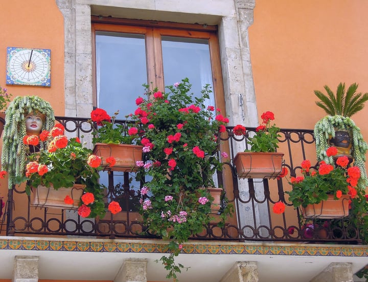 jardín con balcón bien diseñado