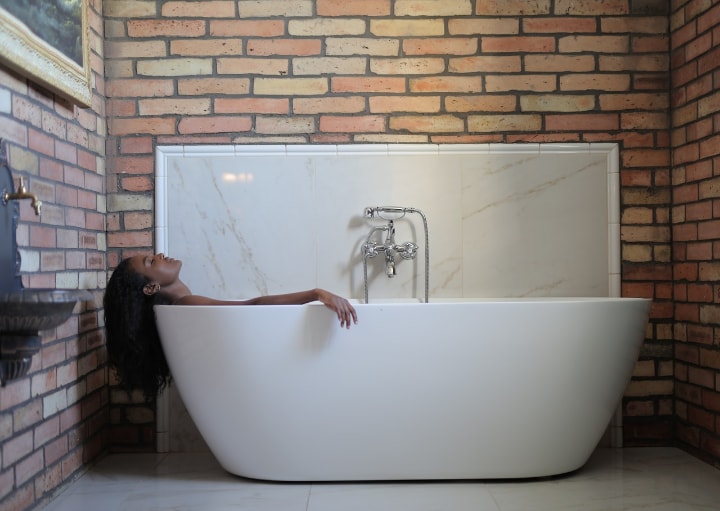 mujer dando un largo baño relajante