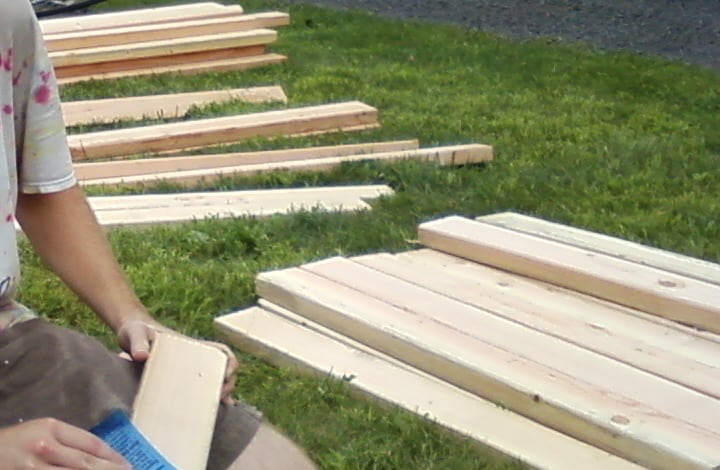 madera para la construcción de banco de jardín